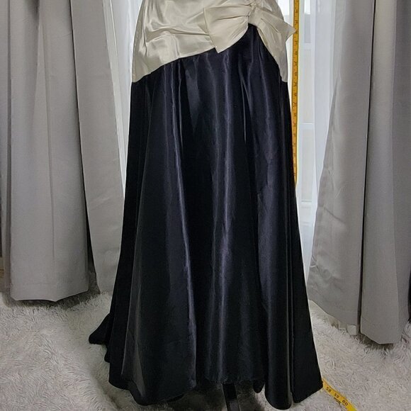 Black/Ivory Evening Gown (See Pix For Size) - Picture 12 of 12